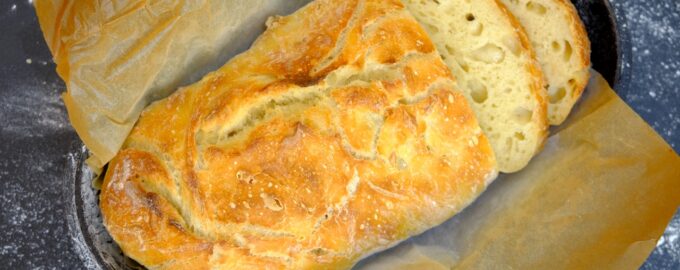 Духовка не понадобится: рецепт воздушного домашнего хлеба на сковороде