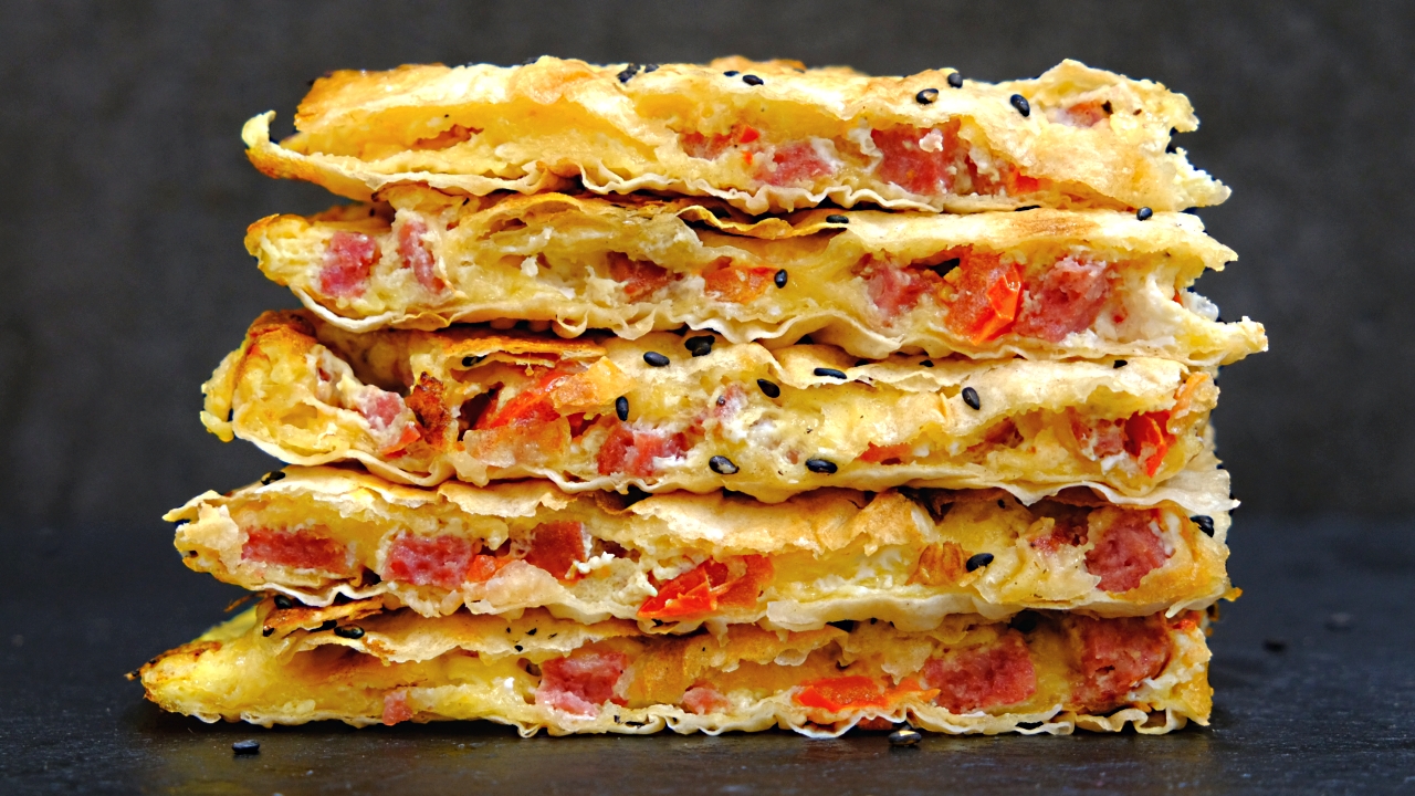 пицца из лаваша на сковороде с яйцом колбасой и сыром и помидорами на сковороде рецепт фото 19