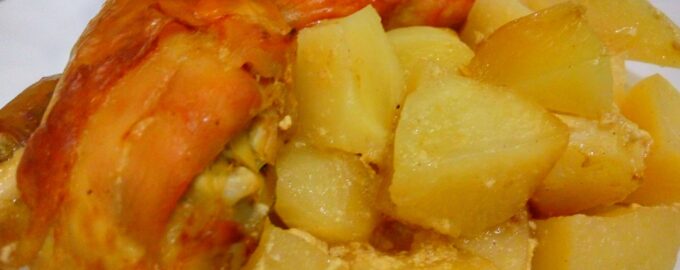 Курица с картошкой и сметаной в духовке — самый вкусный и быстрый рецепт с сыром и чесноком