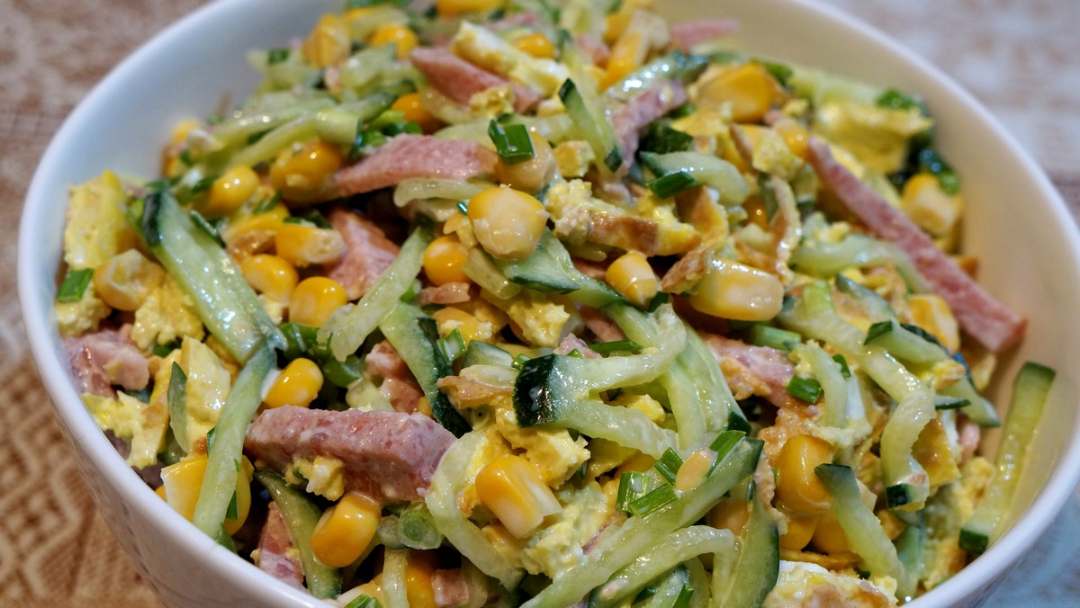 Салат с кукурузой и огурцом