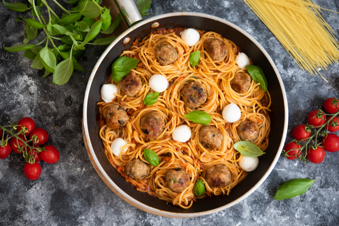 Спагетти с фрикадельками в томатном соусе на сковороде рецепт с фото пошагово классический