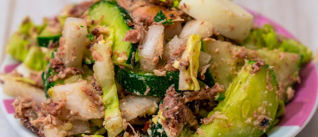 Оригинальный и очень вкусный салат с курицей, грибами и сыром – пошаговый рецепт фото