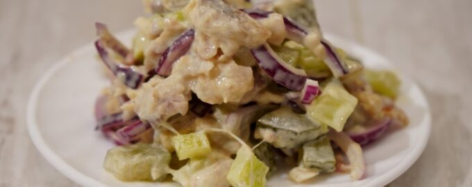 Салат из консервированной скумбрии: особенности приготовления, рецепты и отзывы