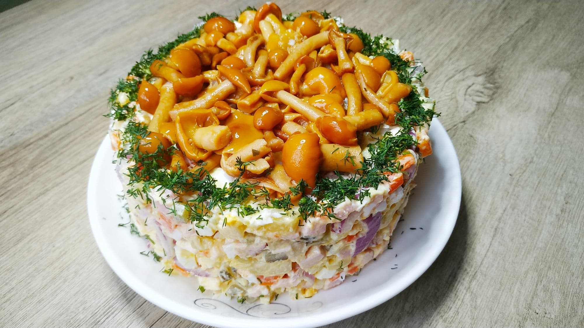 Салат с грибами самый простой рецепт. Салат. Праздничные салаты на день рождения. Новогодний салат с грибами. Салат с опятами маринованными.
