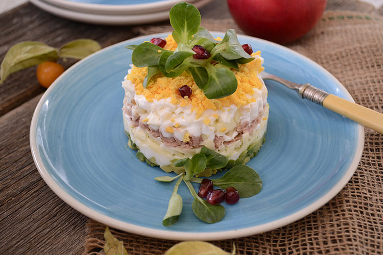 Салат с тунцом консервированным и яйцом и сыром и яблоком