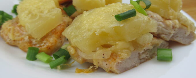 Куриные отбивные с ананасами, чесноком и сыром в духовке