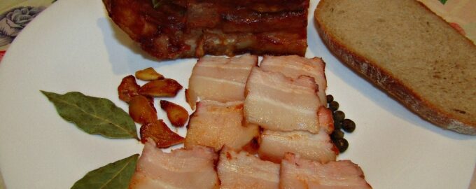 Как приготовить рецепт Грудинка свиная в духовке, запеченная с ароматными травами