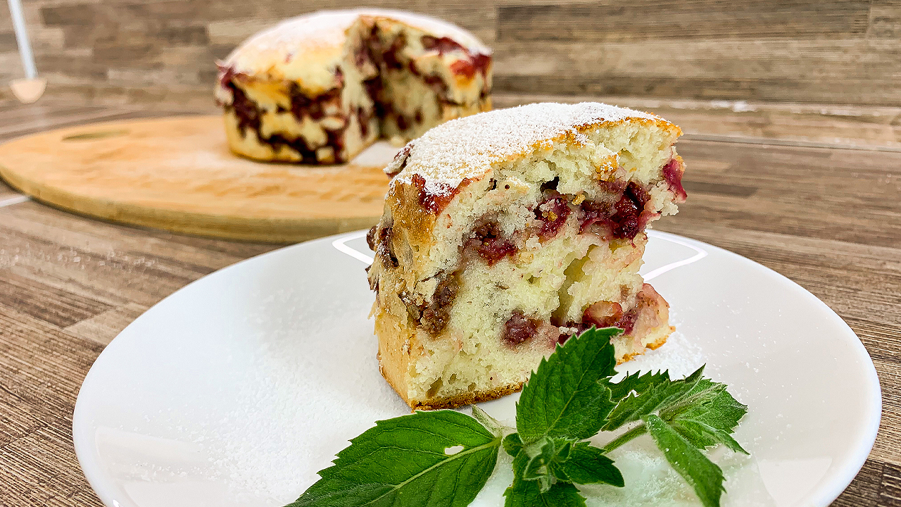 Заливной пирог с замороженными ягодами на кефире в духовке рецепт с фото