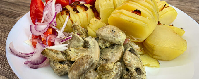 Жареный картофель с грибами, сыром и розмарином