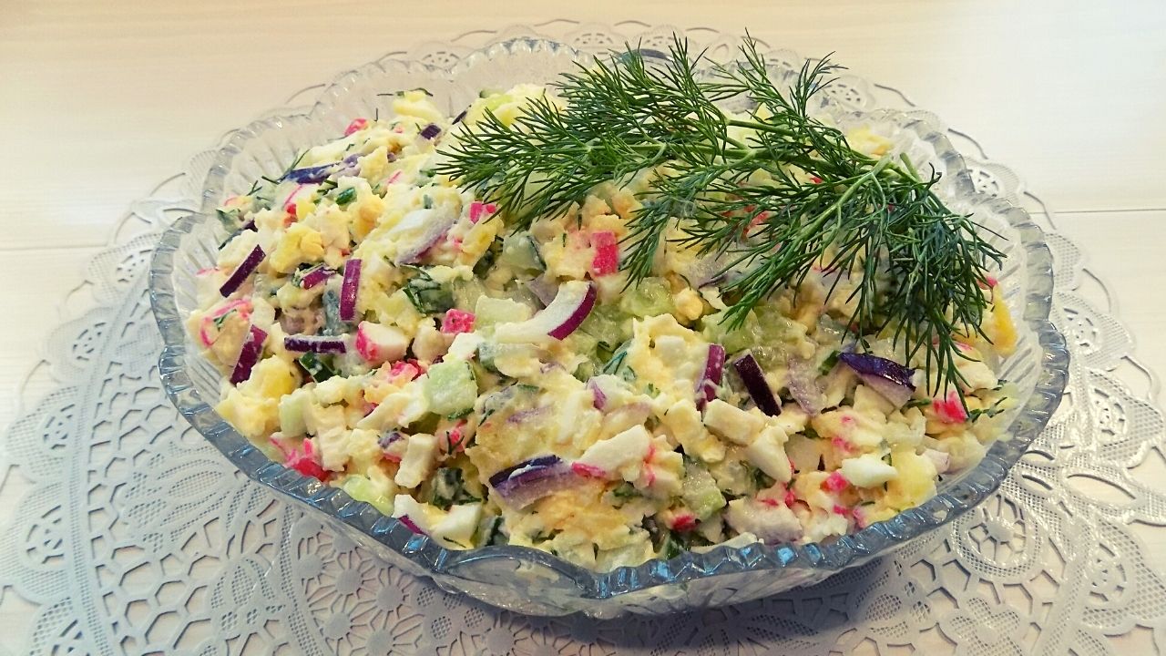 Салат с крабовыми палочками и кукурузой и яйцом и огурцом и сыром рецепт с фото