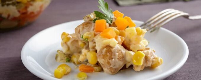 Слоеный салат с курицей и грибами – праздничный вариант