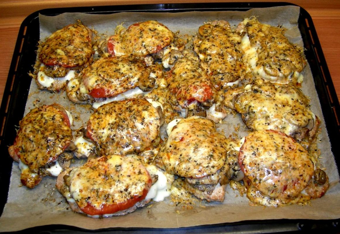 Отбивные из свинины в духовке рецепт с фото с помидорами и сыром и грибами