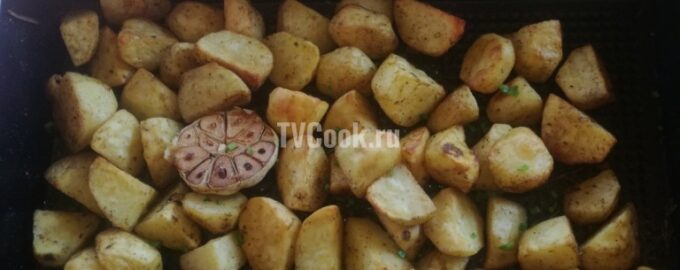 Картофель дольками, запеченный с чесноком, паприкой и травами